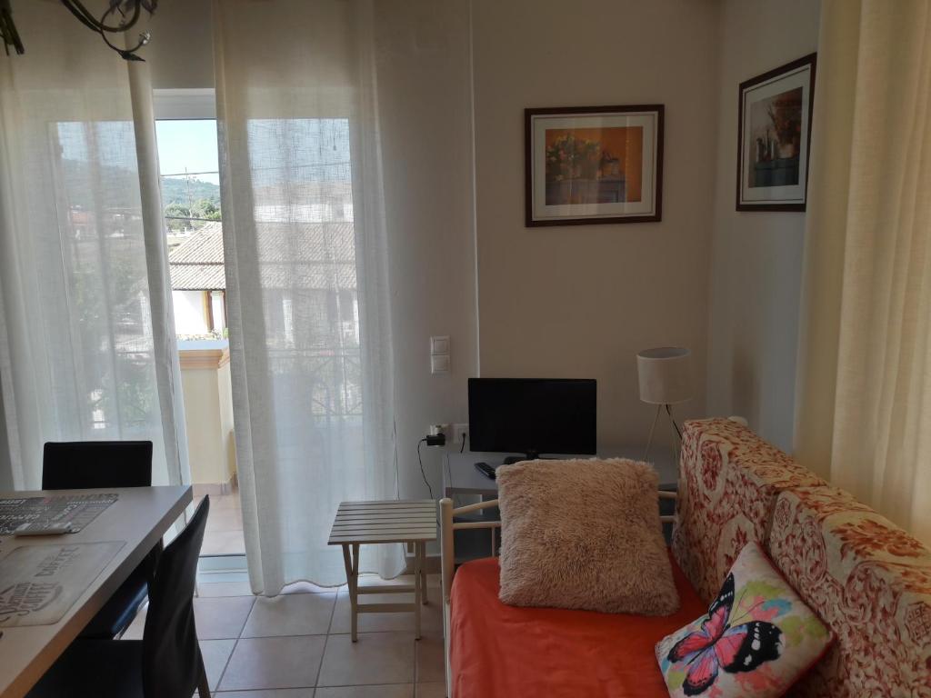 A television and/or entertainment centre at Foivos Seaside Apartments
