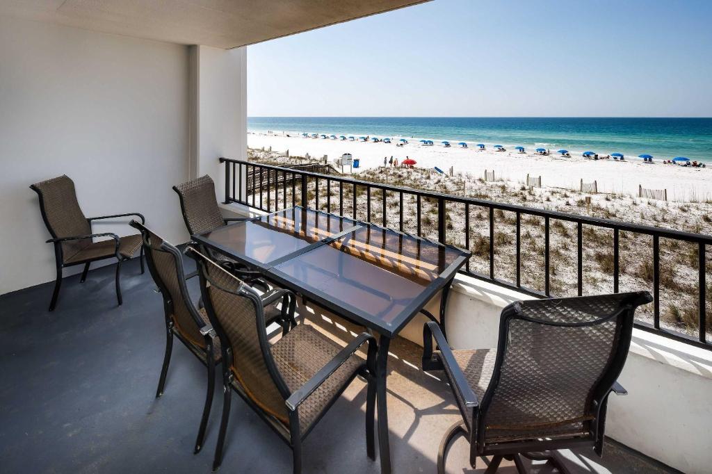 balcone con tavolo, sedie e spiaggia di Surf Dweller 309 Large gulf front condo a Fort Walton Beach