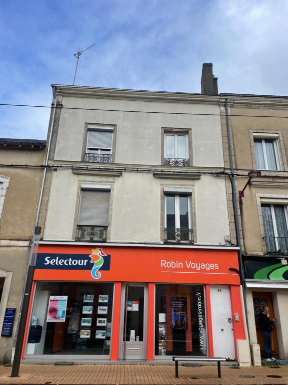 LE 84 في لو مان: مبنى به متجر في واجهته
