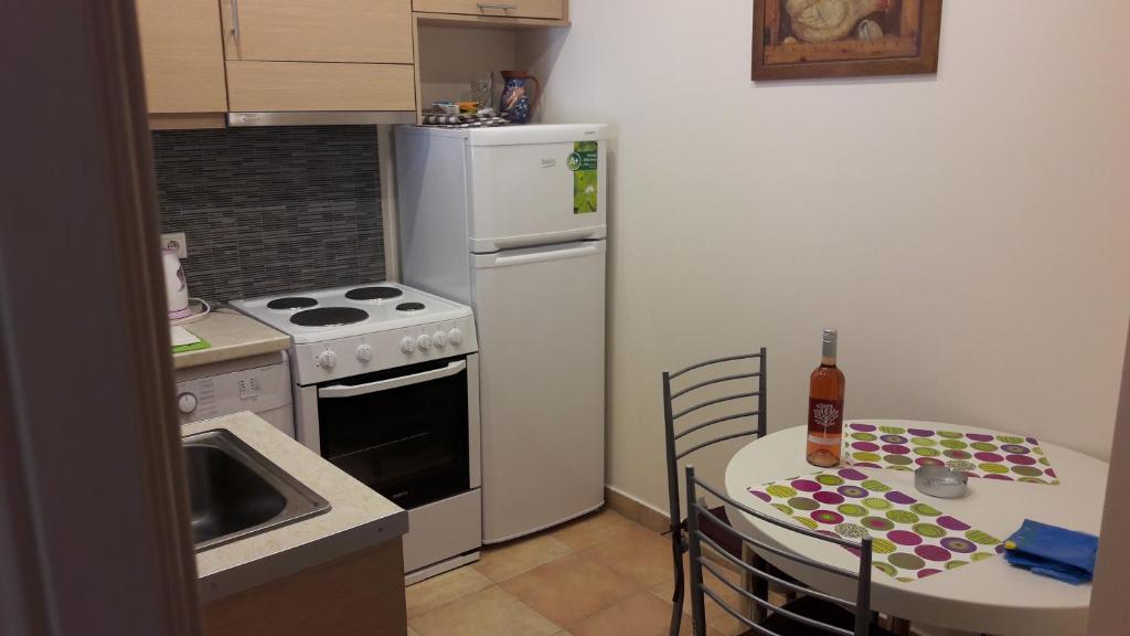 A kitchen or kitchenette at Foivos Seaside Apartments