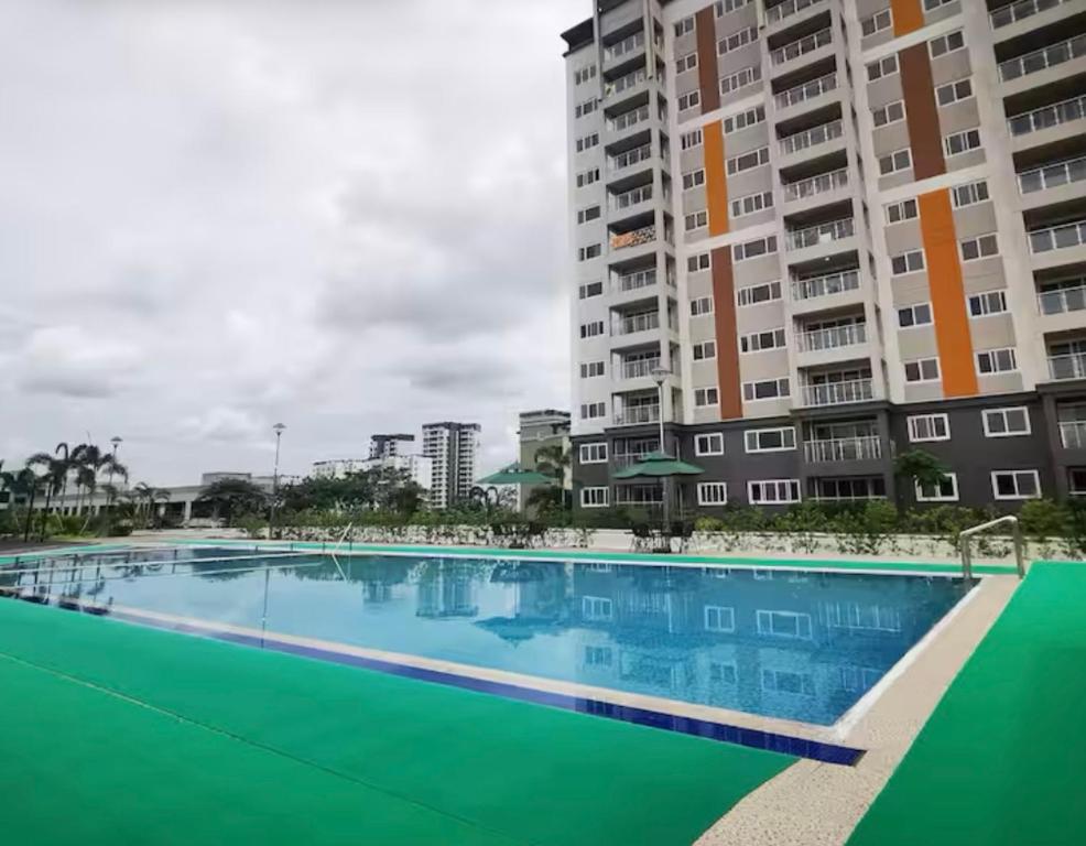 Πισίνα στο ή κοντά στο Clark Spacious Condo Studio with Balcony