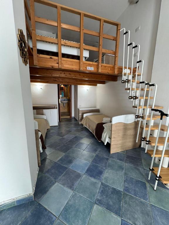 Camera con letti a castello e pavimento piastrellato. di Loft di Edo ad Alghero