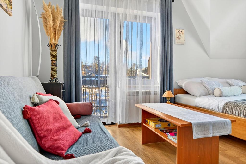 En eller flere senge i et værelse på Gut Apartment - 2 sypialnie, duża kuchnia, kino domowe NETFLIX & HBO, kryty parking, szybkie WIFI, 5km od Zakopane