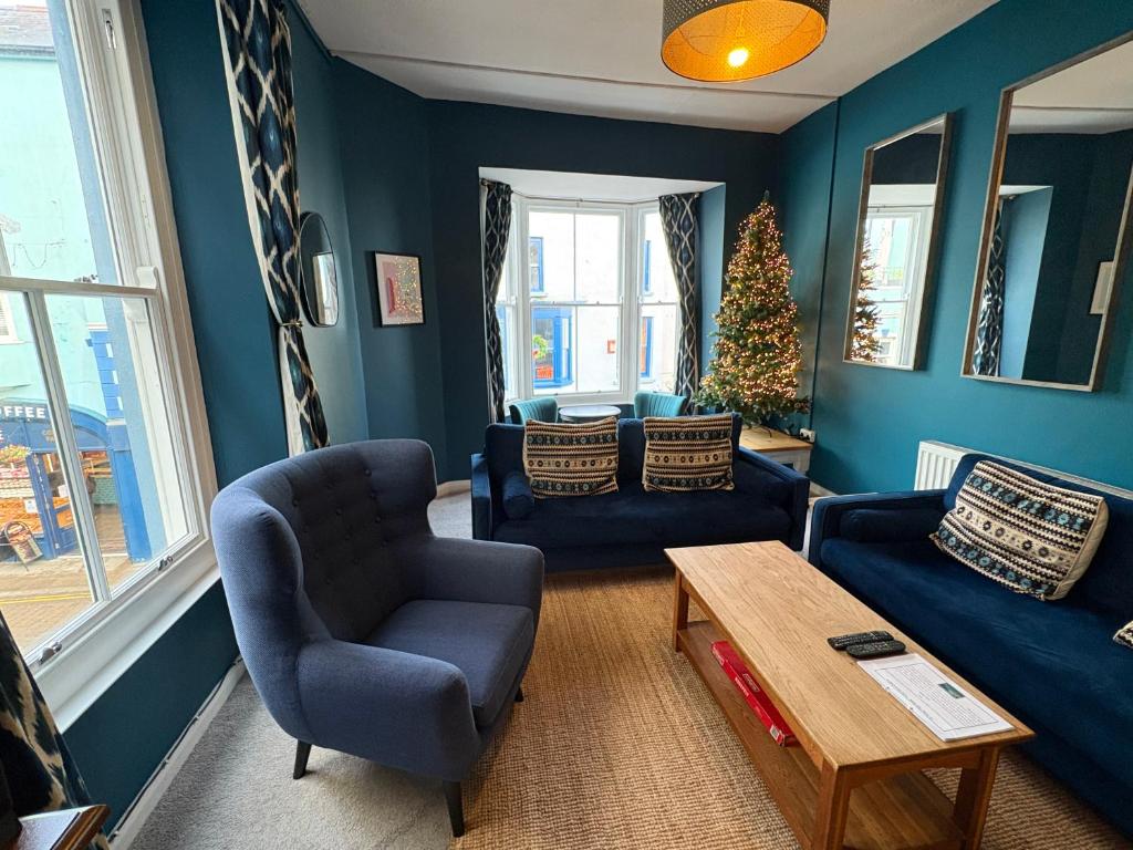 Posezení v ubytování Central Tenby Private Pad - View of High Street