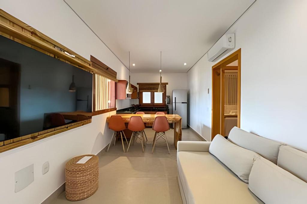 Μια τηλεόραση ή/και κέντρο ψυχαγωγίας στο Apê de charme em condomínio exclusivo na R. Mucugê