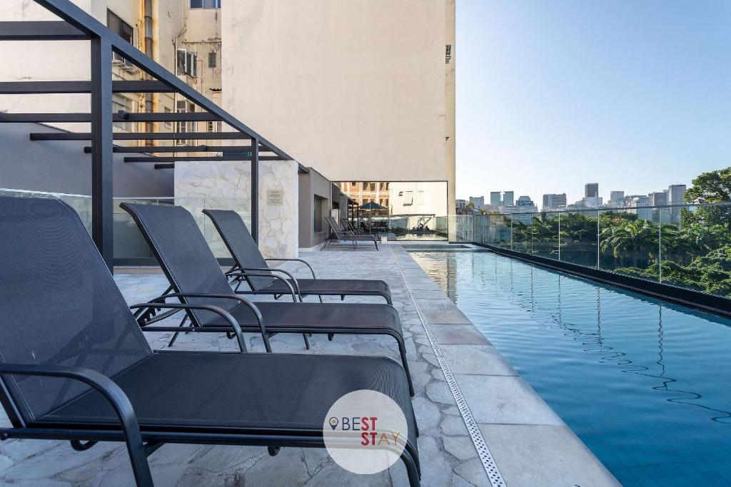 a swimming pool on the roof of a building at Charmosos Apartamentos Reformados na Glória in Rio de Janeiro