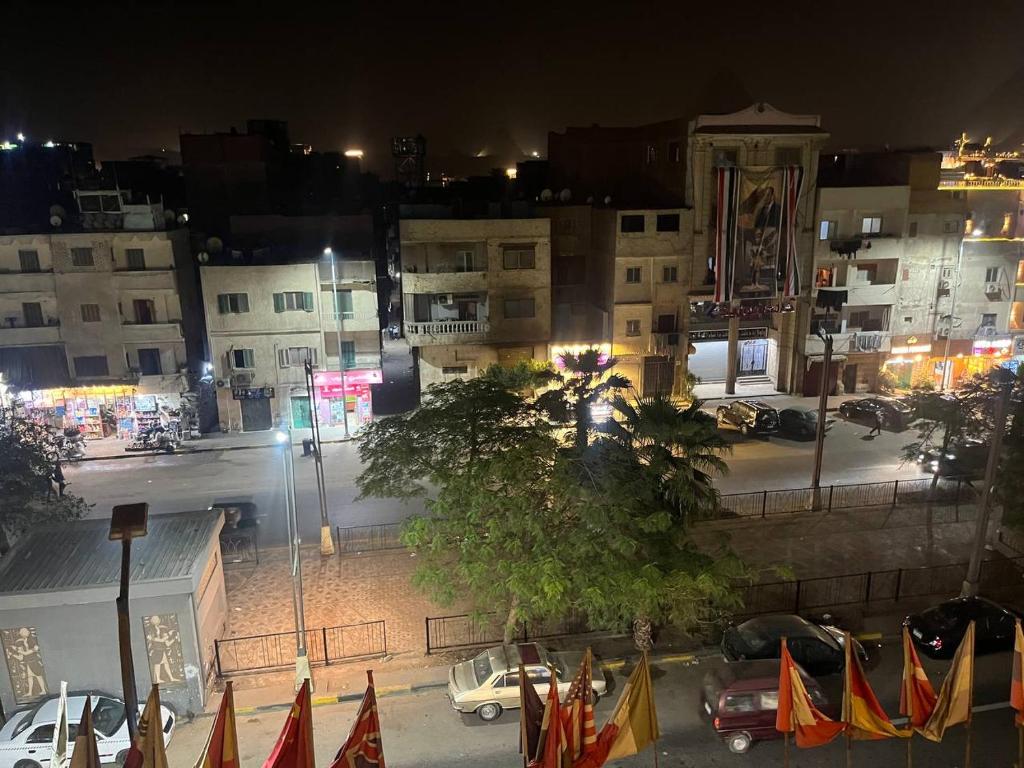 eine Stadt in der Nacht mit Autos auf einem Parkplatz in der Unterkunft pumaa pyramids giza INN in Kairo