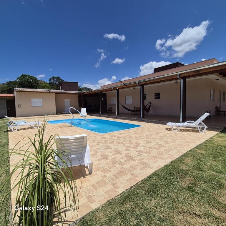a house with a swimming pool in a yard at Chácara Nonna Rosa in Socorro