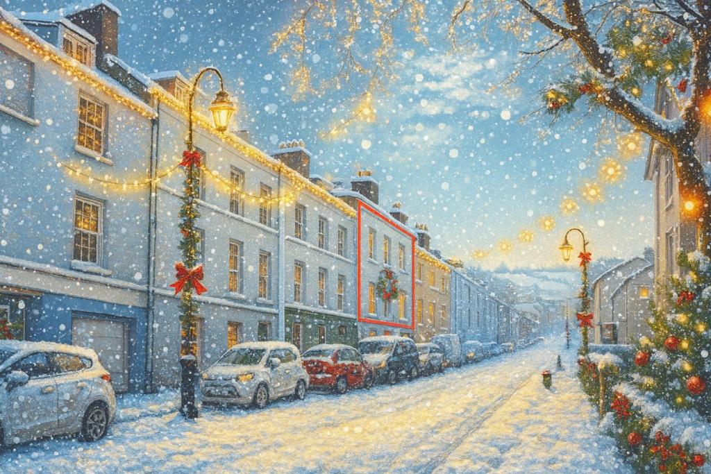 ein Gemälde einer verschneiten Stadtstraße mit geparkten Autos in der Unterkunft Nancie's Place - DARTMOUTH TOWN CENTER with PRIVATE PARKING - A Traditional Georgian PRIVATE DUPLEX APARTMENT - BEAUTIFULLY REFURBISHED - TWO BEDROOMS, BATHROOM, KITCHEN and LOUNGE DINER in Dartmouth