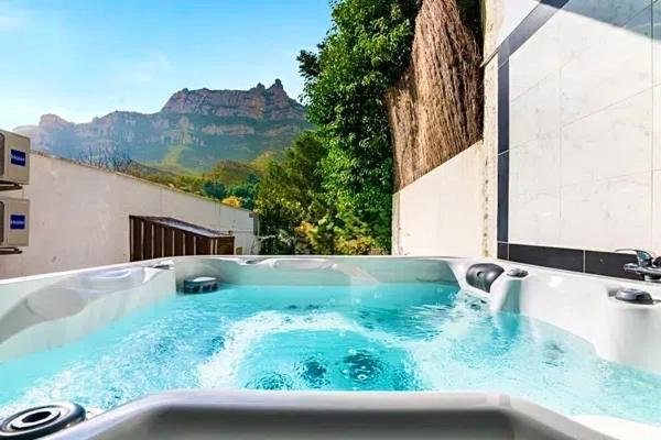 d'une baignoire avec vue sur la montagne. dans l'établissement Barceló Apartaments, à Monistrol de Montserrat