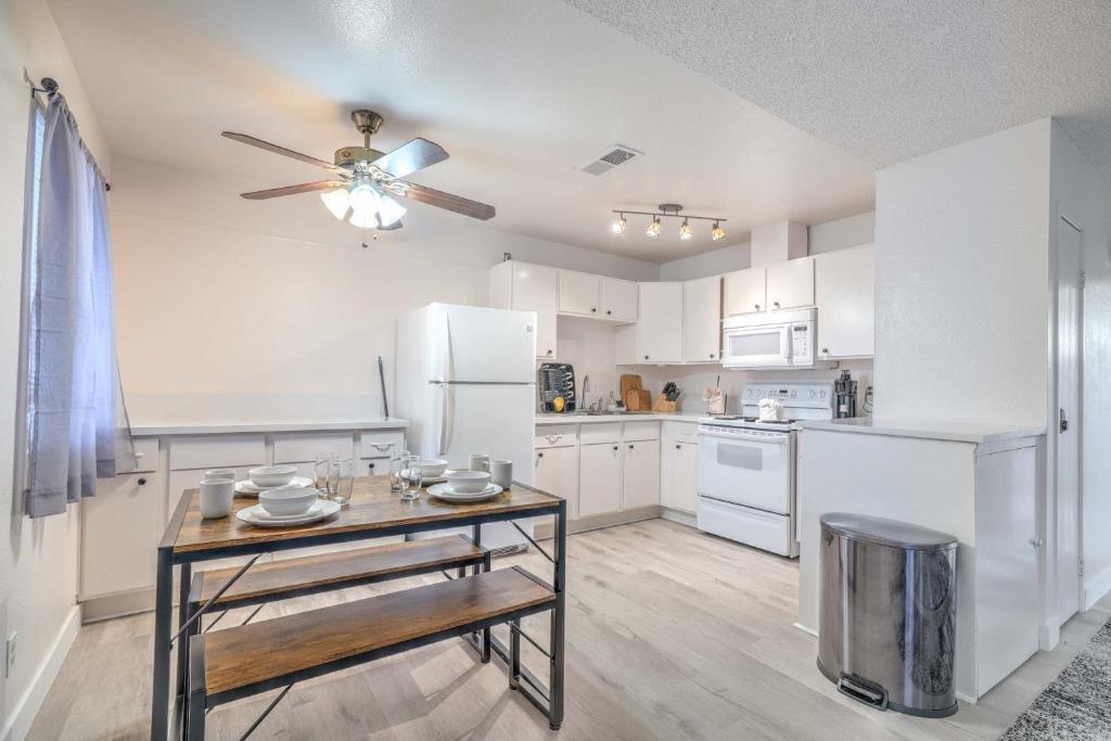 Una cocina con una mesa y un refrigerador blanco. en Vegas Adventure Starts Here-Mins to Strip! Sleep 6!, en Las Vegas