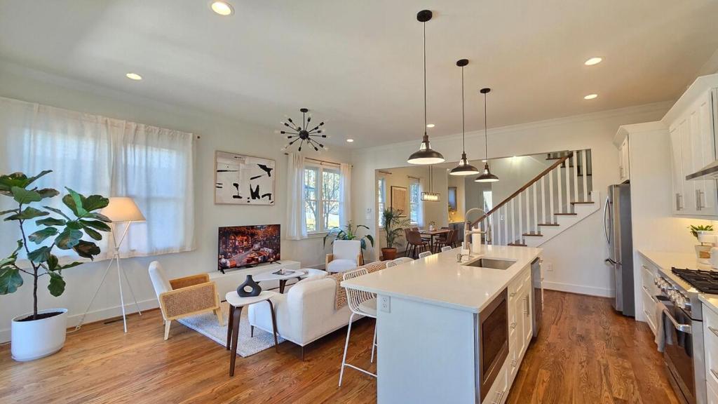 Χώρος καθιστικού στο Grant Park Retreat - Steps to Zoo and Great Eats