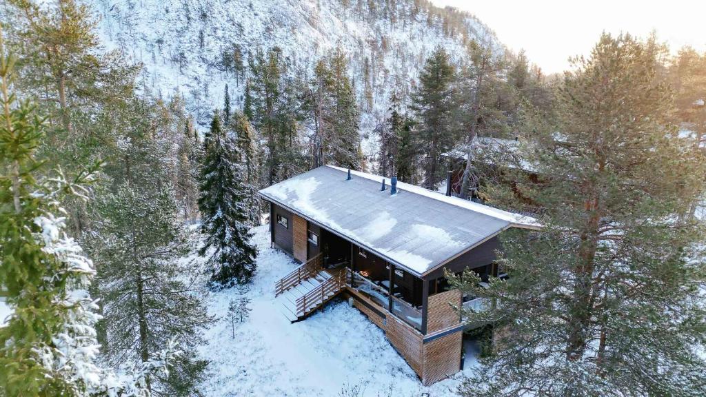 eine Draufsicht auf ein Haus im Wald in der Unterkunft Aurora B Luxury Lodge in Kuusamo