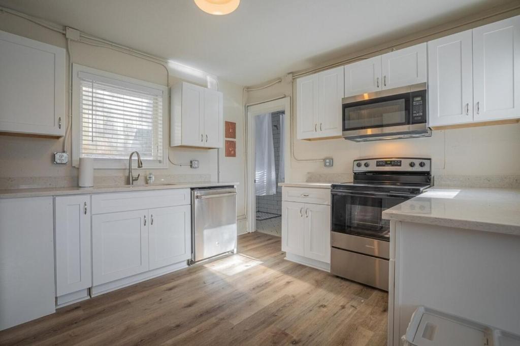 Køkken eller tekøkken på The Wild Fern Cottage with Firepit