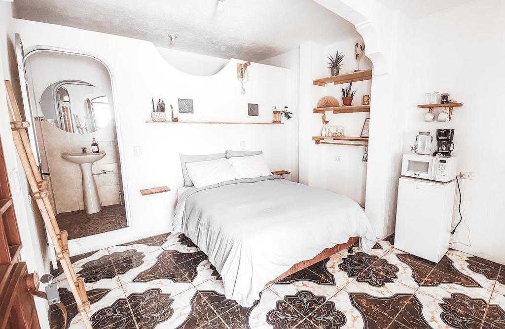 Ένα ή περισσότερα κρεβάτια σε δωμάτιο στο Cheap Digs w Great Terrace and Perfectly Located