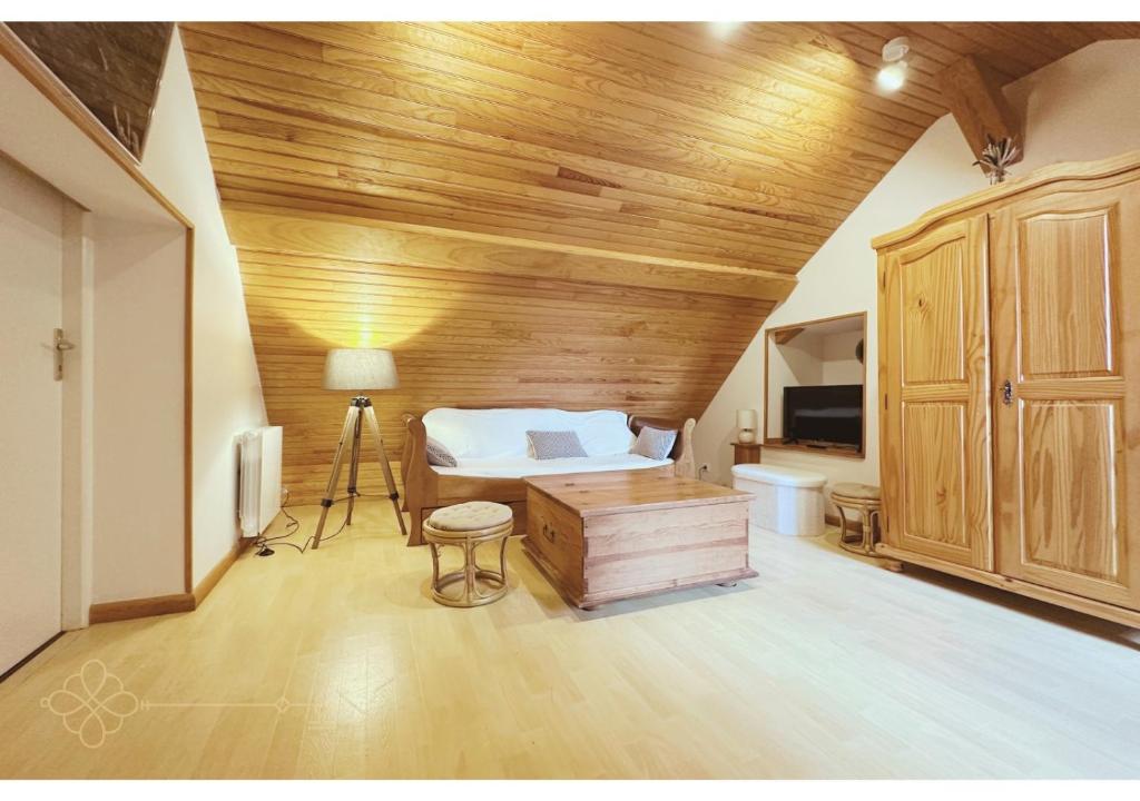 a bedroom with a bed and a wooden ceiling at Bel appartement 4 à 6 personnes, ambiance chalet in Eaux-Bonnes