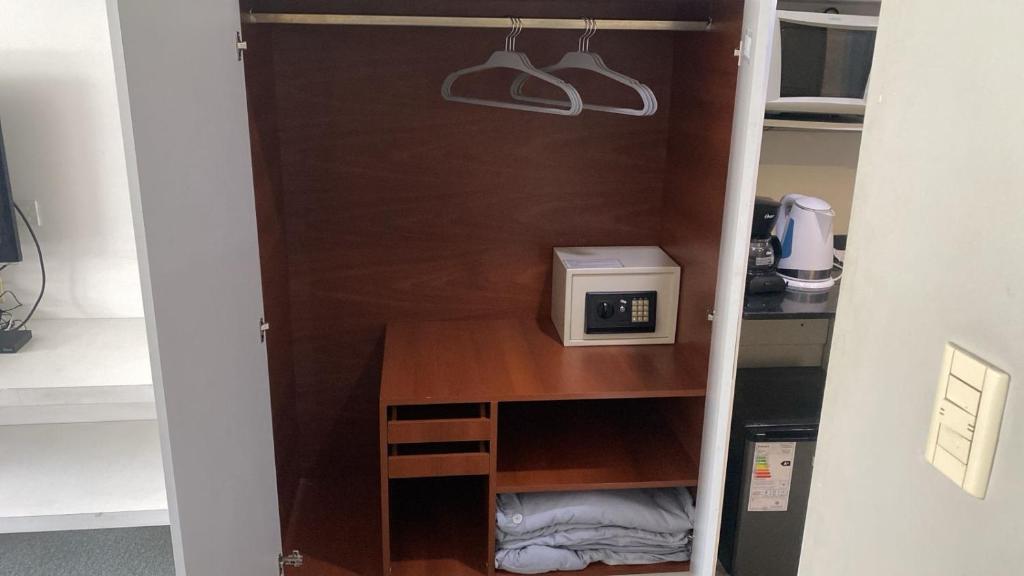 een kleine kast met een magnetron in de kamer bij El rejunte , CABA in Buenos Aires