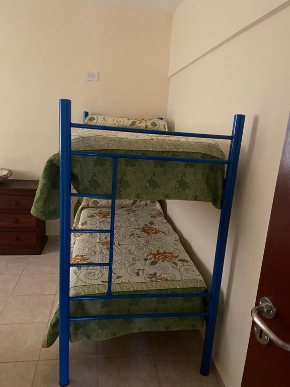 En eller flere senge i et værelse på Maru