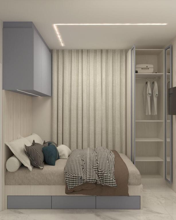 ein Schlafzimmer mit einem Bett und einem Schrank in der Unterkunft Pousada Mar do Sul in Itapema