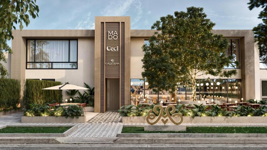 budynek z dwoma złotymi posągami olimpijskimi przed nim w obiekcie Berthas collection by em hotels w mieście Cartagena de Indias