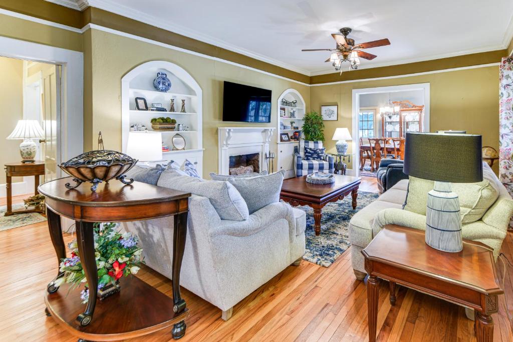 Μια τηλεόραση ή/και κέντρο ψυχαγωγίας στο 7 Mi to Sprewell Bluff Park Home with Patio and Yard!