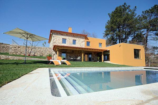 ein Haus mit einem Swimmingpool vor dem Haus in der Unterkunft Ferienhaus für 10 Personen in Cossourado, Regio Norte Minho in Linhares
