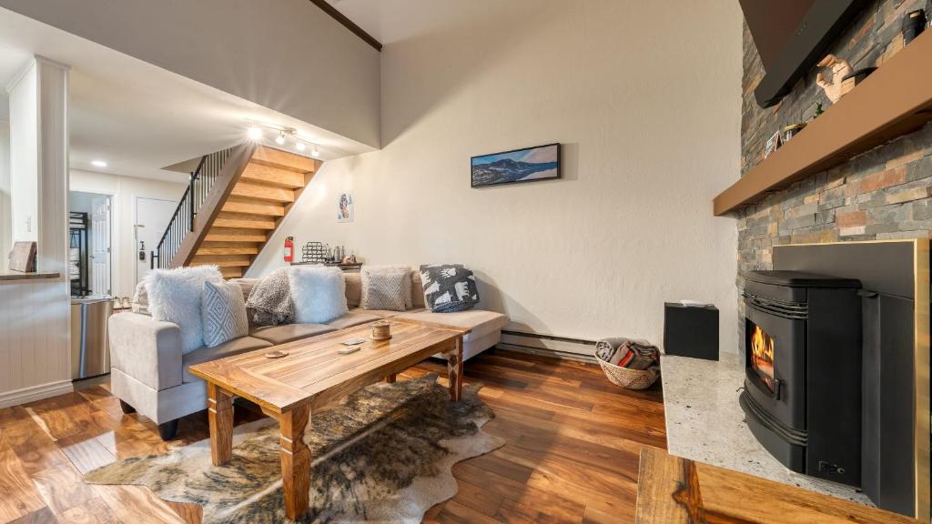 Istumisnurk majutusasutuses Crystal Pines Cozy Lake Tahoe Escape with Fully Equipped Kitchen and Balcony Views