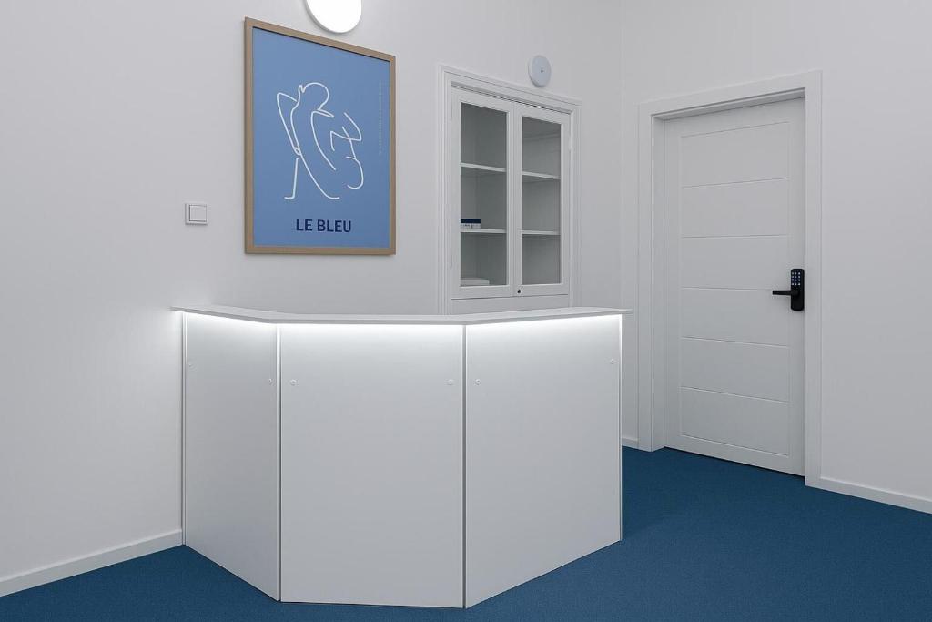 Una habitación con un armario blanco y un cuadro en la pared. en Royal Blue Central Point, en Sarajevo