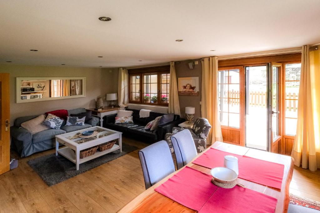 un salon avec un canapé et une table dans l'établissement Apartamento Reina de la Paz en San Sebastián de Garabandal, à RIonansa