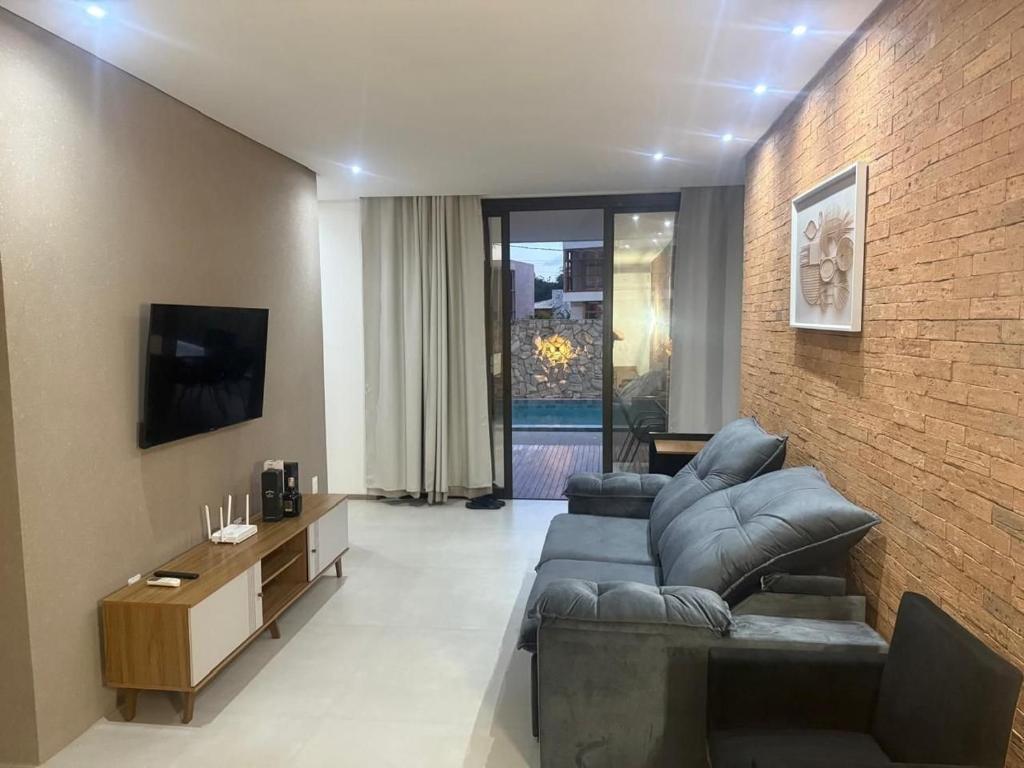 Μια τηλεόραση ή/και κέντρο ψυχαγωγίας στο Casa com piscina no Reserva do Toque em Milagres