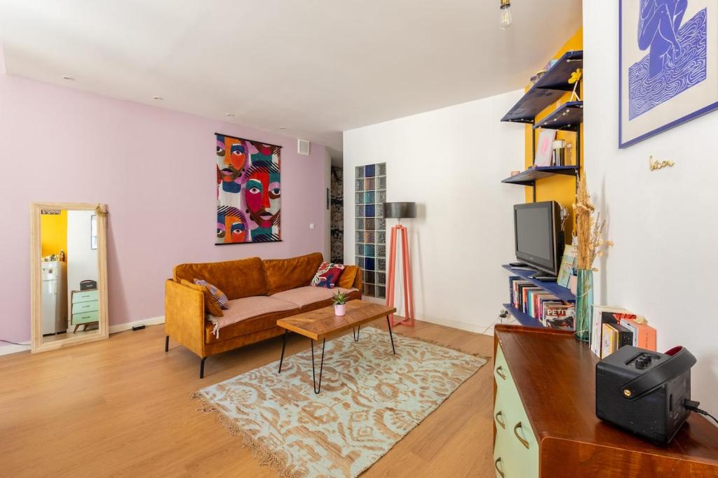 una sala de estar con un sofá y una mesa en Montpellier, en Montpellier