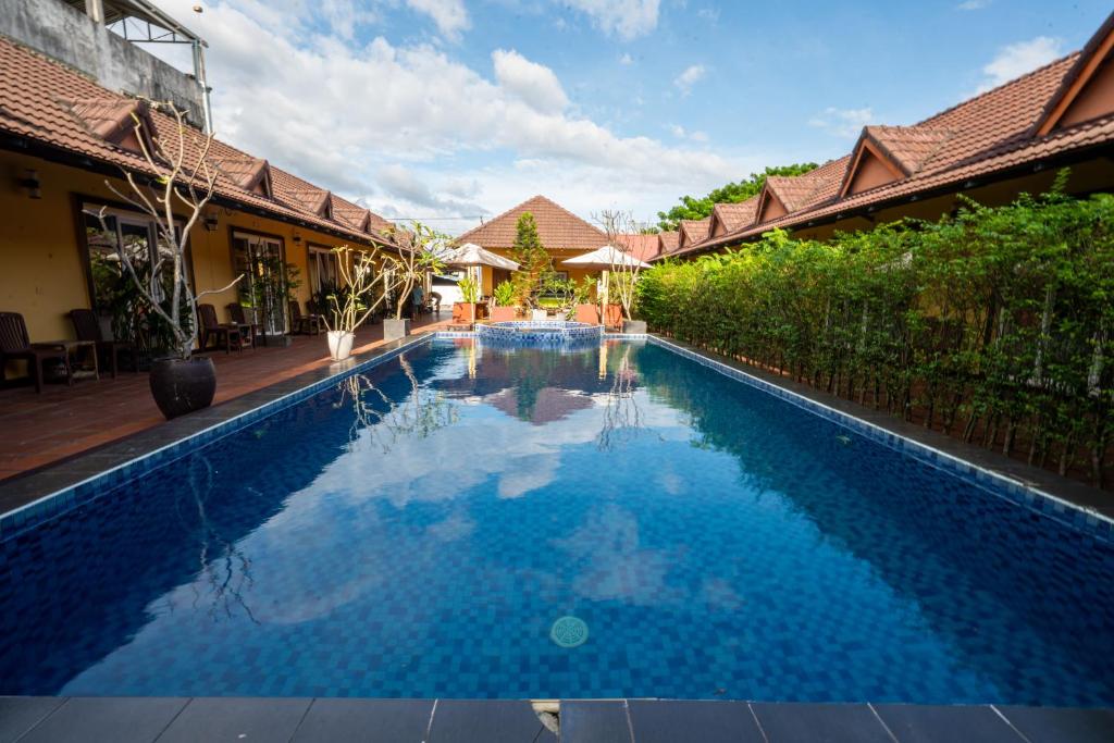 Bazén v ubytování Hello Kampot Resort nebo v jeho okolí