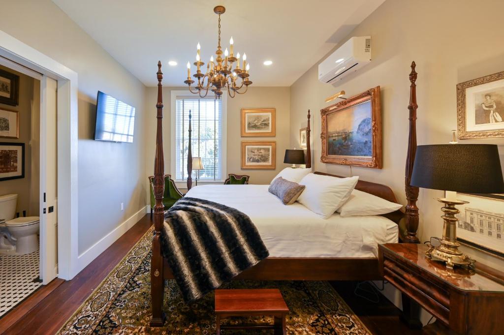 Voodi või voodid majutusasutuse Magnolia Hall - Armstrong Suite - King Suite toas