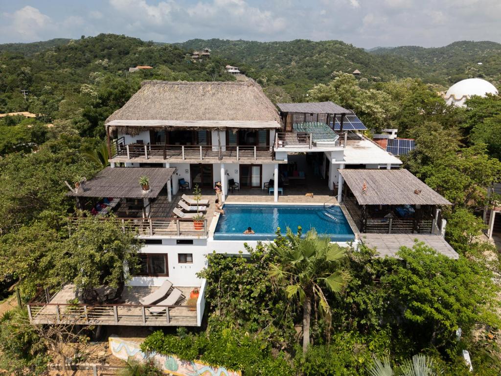 una vista aérea de una casa con piscina en Casa Kalmar, en Zipolite