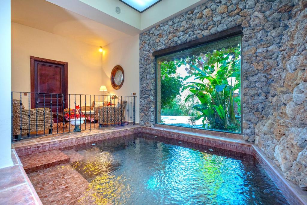einen Innenpool in einem Haus mit Fenster in der Unterkunft Ferienhaus für 12 Personen in Alcaucín, Andalusien Costa del Sol - b61173 in Alcaucín