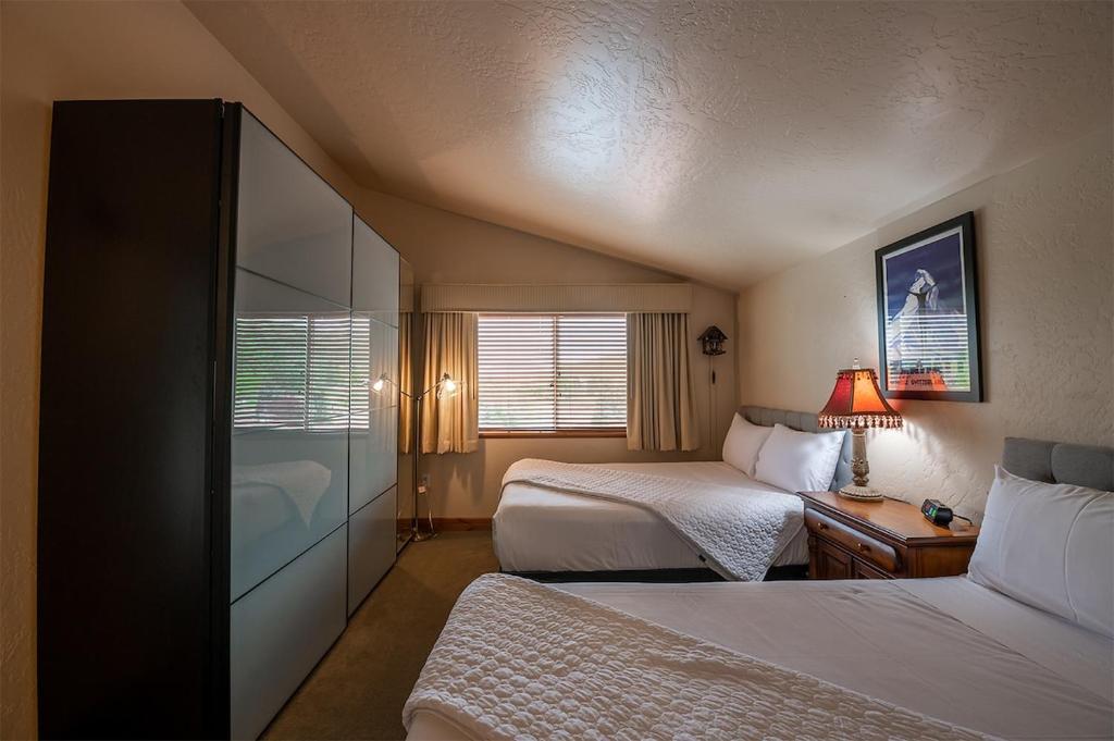 Postel nebo postele na pokoji v ubytování Cozy Double Queen Mountain Suite Near Park City - 3055