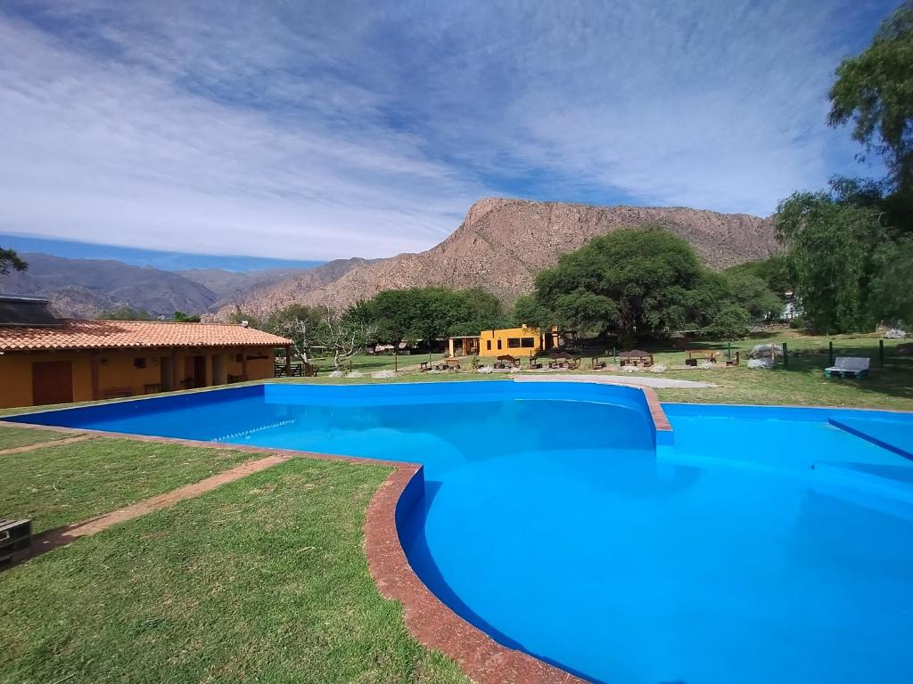 ein großer Pool mit einem Berg im Hintergrund in der Unterkunft Casa Om ॐ in Cafayate