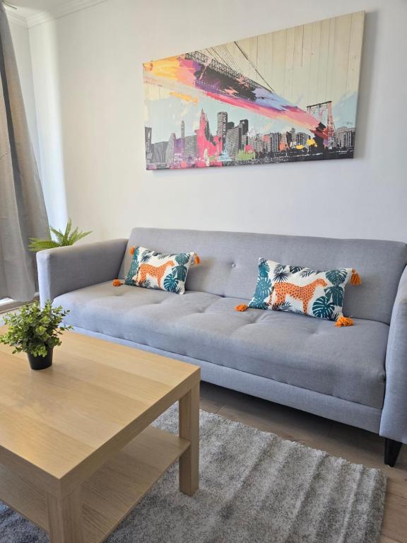 ein Wohnzimmer mit einer Couch und einem Couchtisch in der Unterkunft Acogedor y amplio Departamento A 5 min del centro in Rancagua