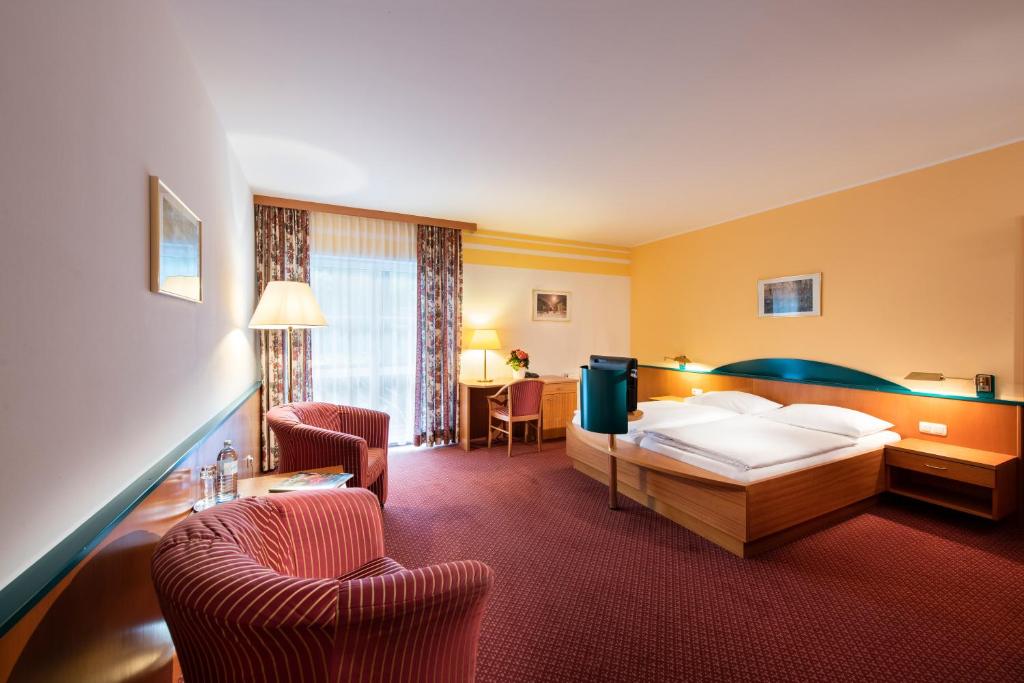 Ένα ή περισσότερα κρεβάτια σε δωμάτιο στο EVIVA im Parkhotel