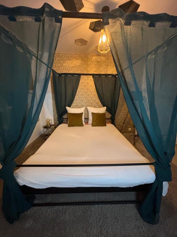 Ένα ή περισσότερα κρεβάτια σε δωμάτιο στο Love room or et rouge