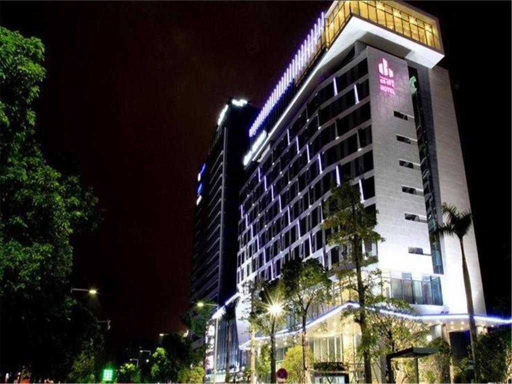 ein großes Gebäude mit Lichtern in der Nacht in der Unterkunft The Summit Hotel in Zhongshan