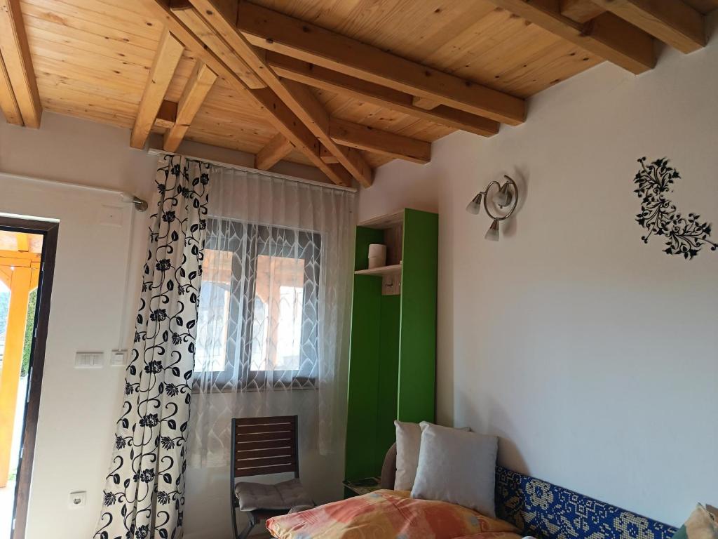Un dormitorio con una cama y una pared verde. en Tarin zov, en Kaludjerske Bare