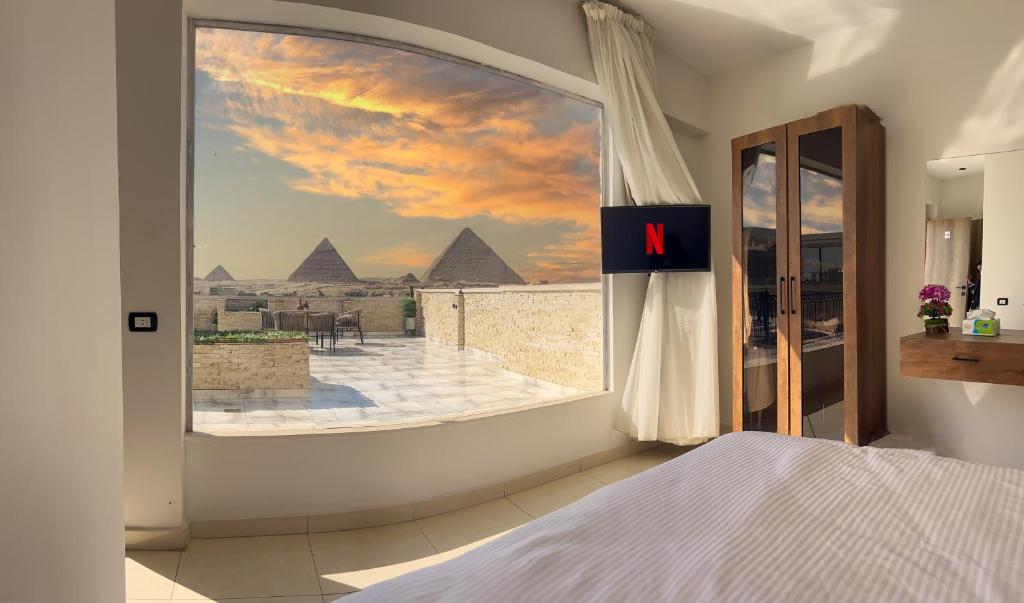 Ένα ή περισσότερα κρεβάτια σε δωμάτιο στο Point Pyramids View