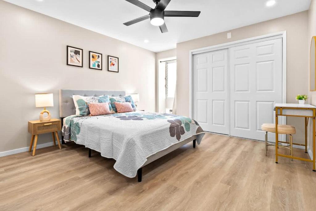 ein Schlafzimmer mit Bett und Deckenventilator in der Unterkunft Peaceful Modern HNL Getaway in Honolulu