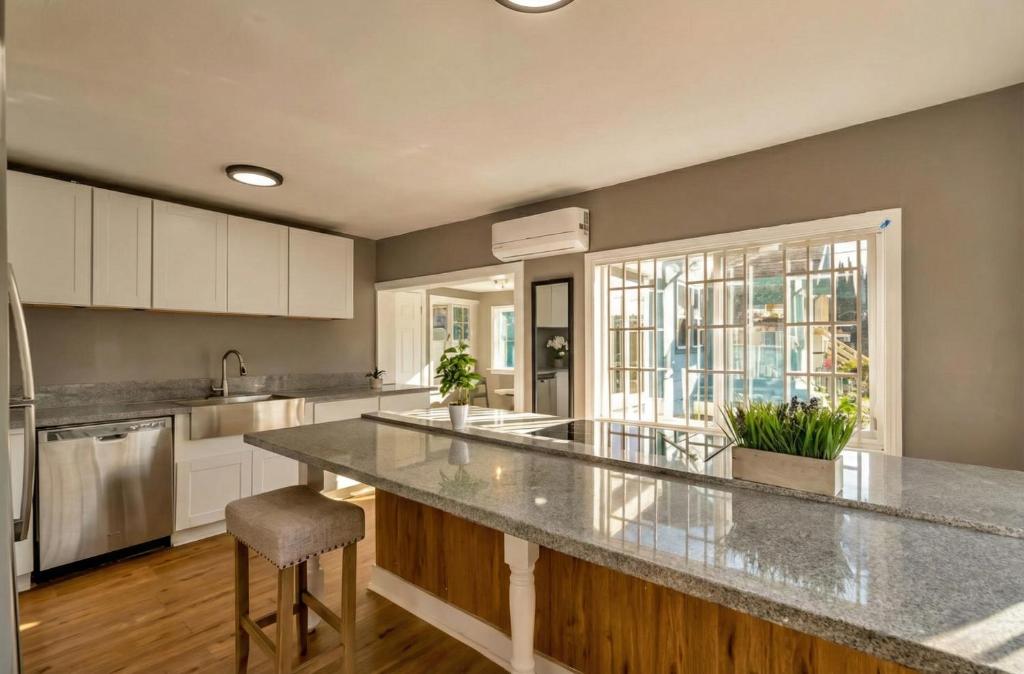 une cuisine avec un grand comptoir et une fenêtre dans l'établissement Urban Haven in Oakland with Easy Transit, à Oakland