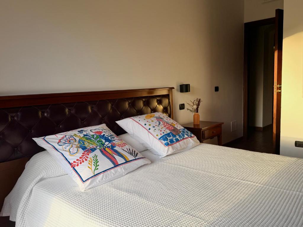 une chambre avec un lit avec deux oreillers dessus dans l'établissement Agriturismo Il Sole e Il sale, à Acireale