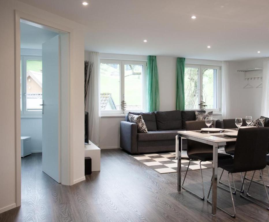 ein Wohnzimmer mit Sofa und Tisch in der Unterkunft Ferienwohnung Brandholz - b48310 in Ebnat