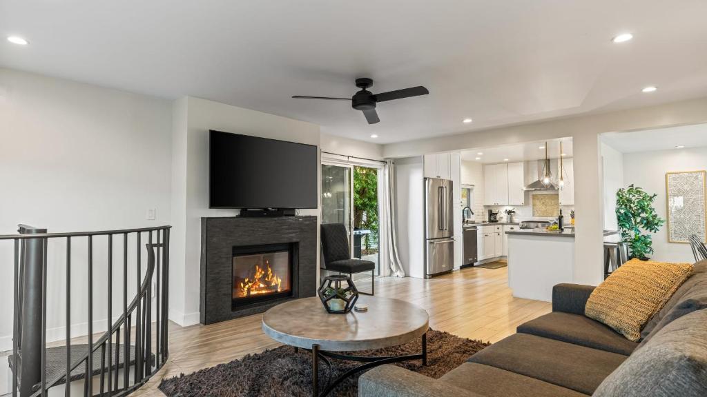 Køkken eller tekøkken på Steps to the Beach Hot Tub Fire Pit 257 Trailhead Trestles 2 by AvantStay