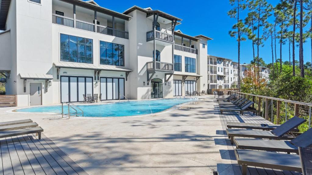 Πισίνα στο ή κοντά στο Bright 30A Two-Suite Condo — Balcony Views Pool Hot Tub Near Gulf Place Emerald Oasis by AvantStay