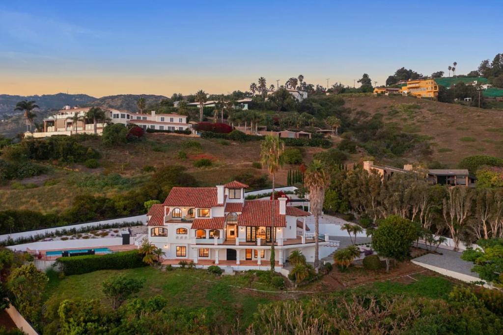 une vue aérienne d'une maison sur une colline dans l'établissement Villa Costera, à Las Flores